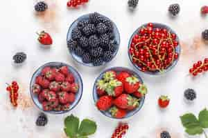 Foto gratuita vari frutti di bosco freschi estivi, mirtilli, ribes rosso, fragole, more, vista dall'alto.