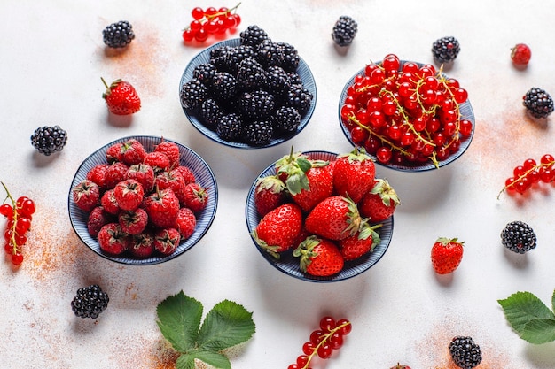 Free photo various fresh summer berries, blueberries, red currant, strawberries, blackberries, top view.