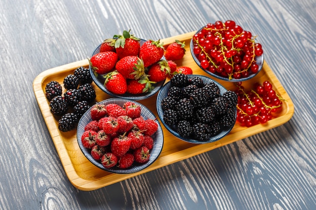 Различные свежие летние ягоды, черника, красная смородина, клубника, ежевика.
