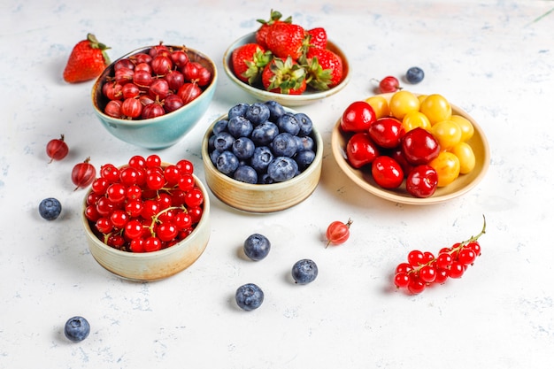 다양 한 신선한 여름 딸기, 블루 베리, 붉은 건포도, 평면도.