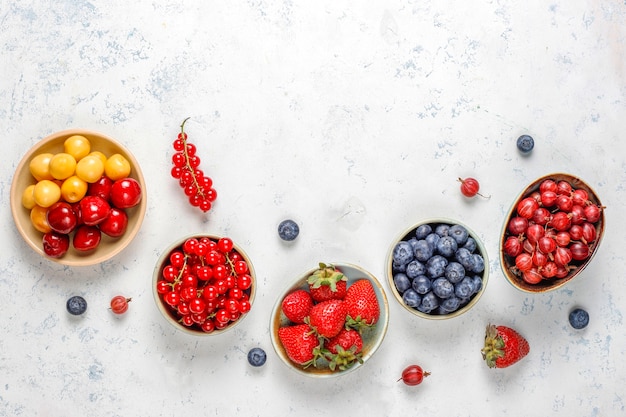 Foto gratuita vari frutti di bosco freschi estivi, mirtilli, ribes rosso, vista dall'alto.