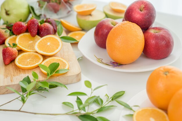 様々な果物、ヘルスケアと健康コンセプトを食べる