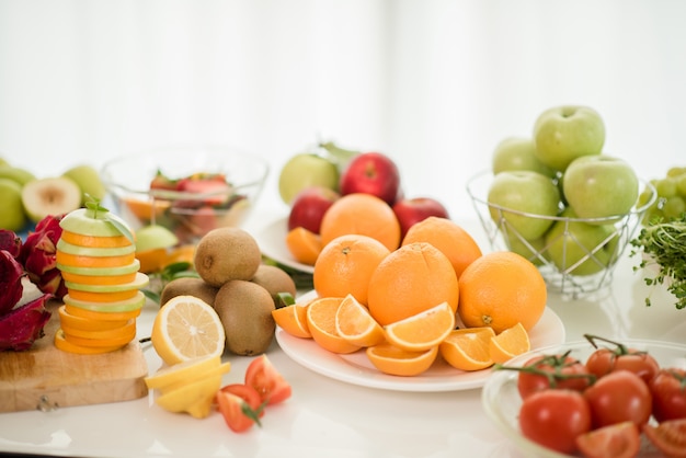 Varias frutas, comer cuidado de la salud y concepto saludable