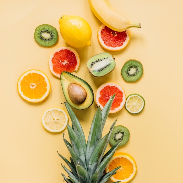 Foto gratuita vari frutti vicino foglie di ananas