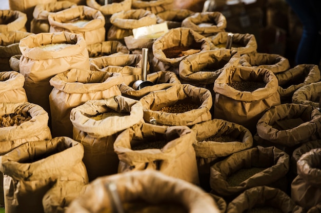 Foto gratuita vari cereali in sacchetti al mercato di generi alimentari