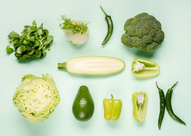さまざまな緑の野菜のトップビュー