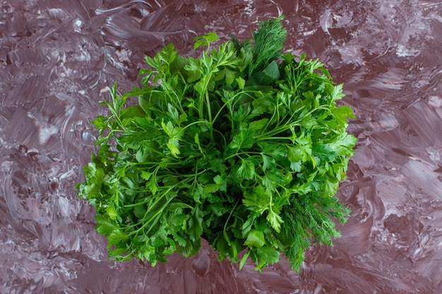 Free photo various greens in a bucket on the marble surface