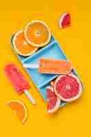 Free photo various of ice cream flavours and slices of citrus fruits