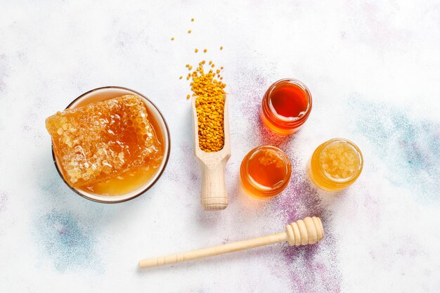 ガラスの瓶、ハニカム、花粉に含まれるさまざまな種類の蜂蜜。