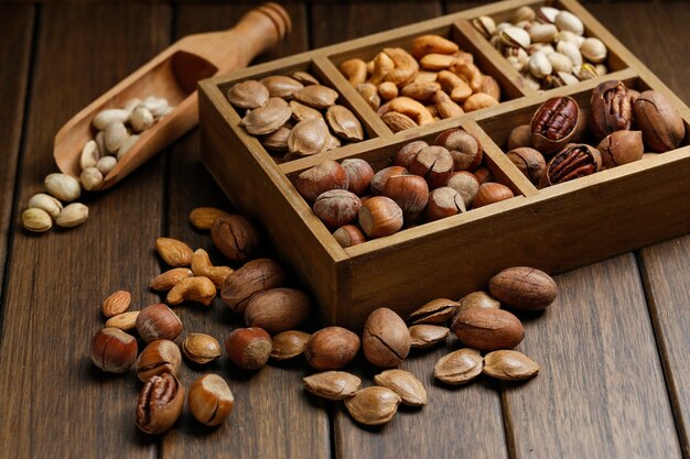 Различные орехи в деревянной коробке