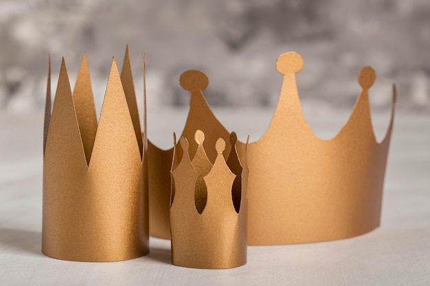 Free photo various sizes of golden crowns