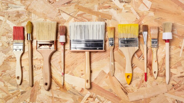 Various sizes of paint brushes