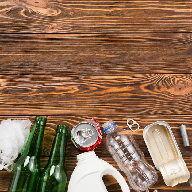 木製の机の上のさまざまな種類のリサイクルごみ