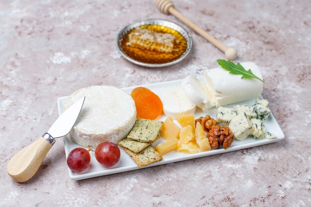 밝은 갈색 표면에 다양한 종류의 치즈