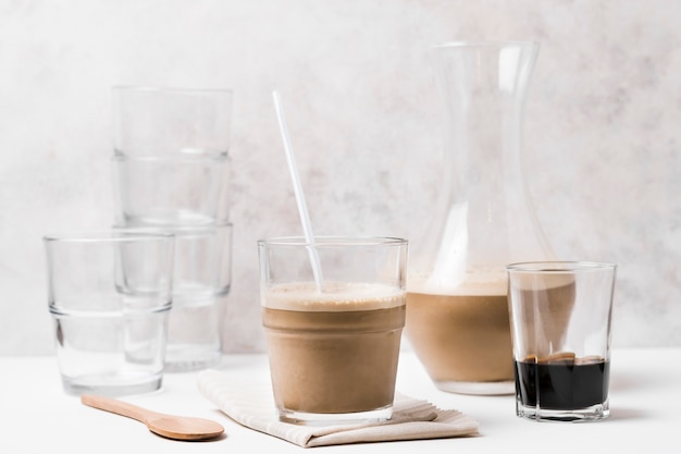 Различные виды кофейной стеклянной тары и кофе с молоком