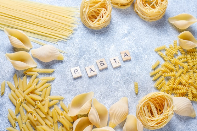 Foto gratuita vari tipi di pasta cruda.