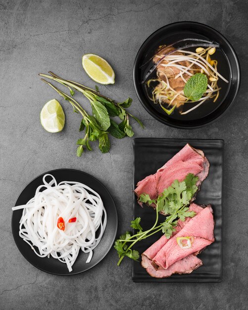 Разнообразная вьетнамская еда с лапшой и ветчиной