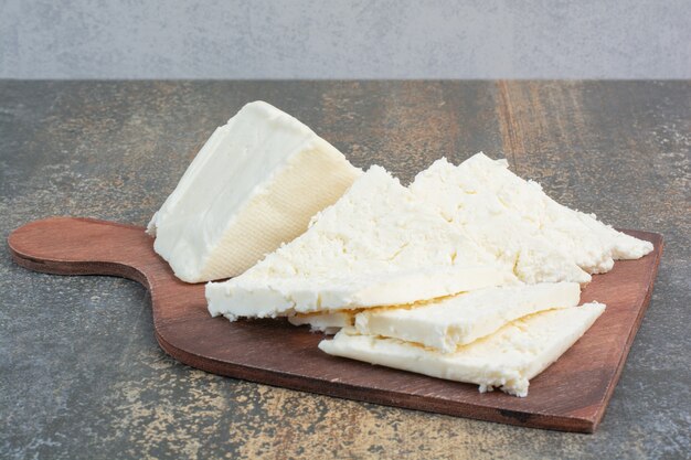 木の板にさまざまな白いチーズ。