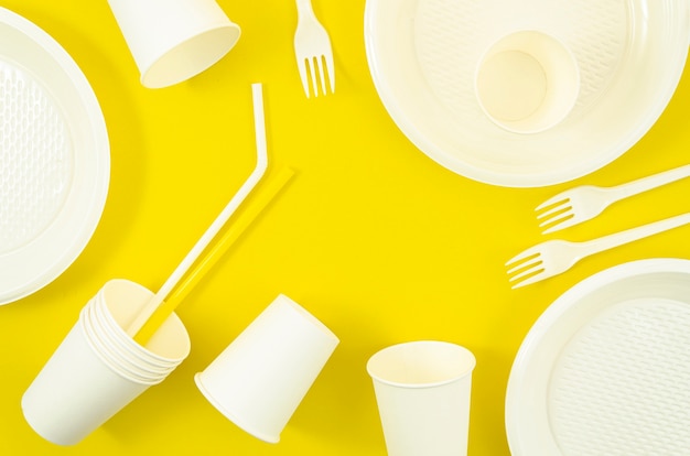 Бесплатное фото Различная белая пластиковая одноразовая посуда