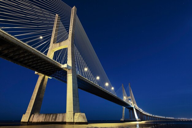 Мост Васко да Гама в Лиссабоне ночью, Португалия