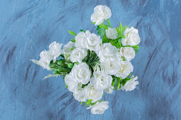 블루에 아름 다운 흰 장미 꽃의 꽃병
