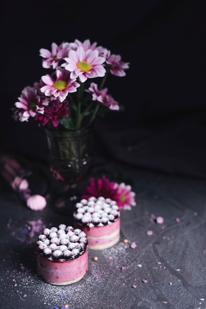 설탕 가루 청소와 까치 치즈 케이크와 꽃병 꽃