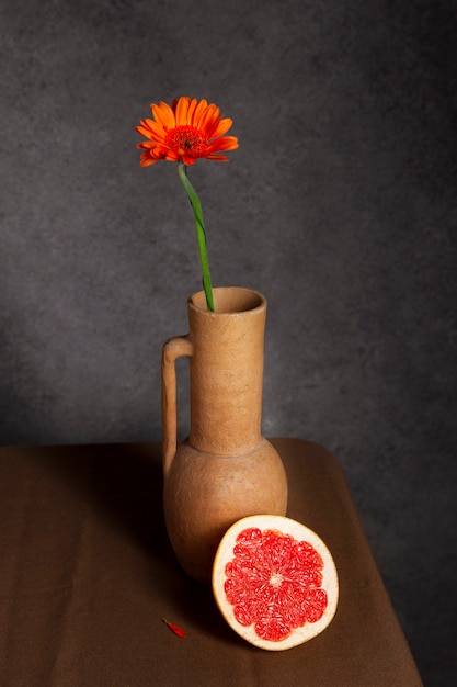 Free photo vase still life in baroque style