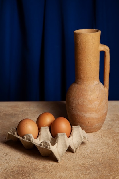 Free photo vase still life in baroque style