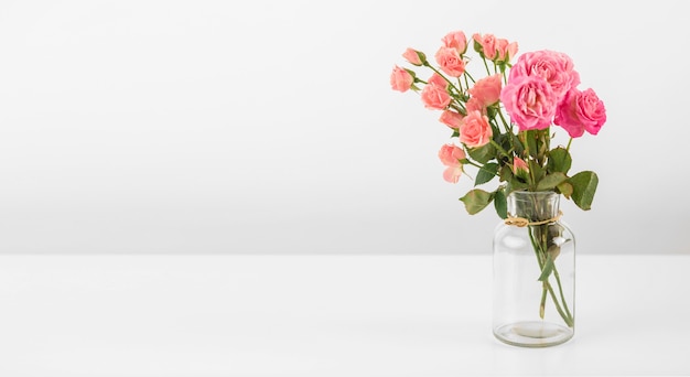 테이블에 장미와 꽃병