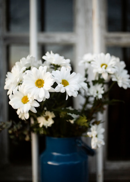 Бесплатное фото Ваза с весенними цветами у окна