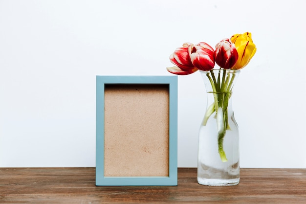 Foto gratuita vaso con tulipani vicino al telaio