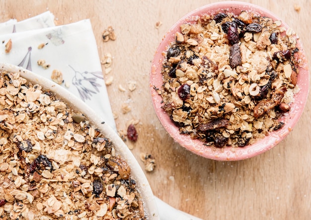 Vegan apple pie with granola topping