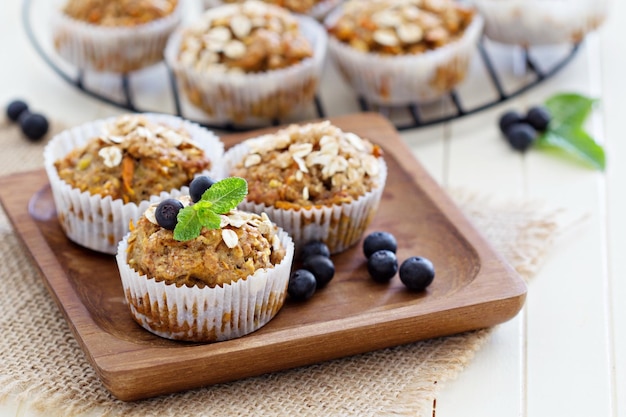 Foto gratuita muffin vegani alla banana e carote