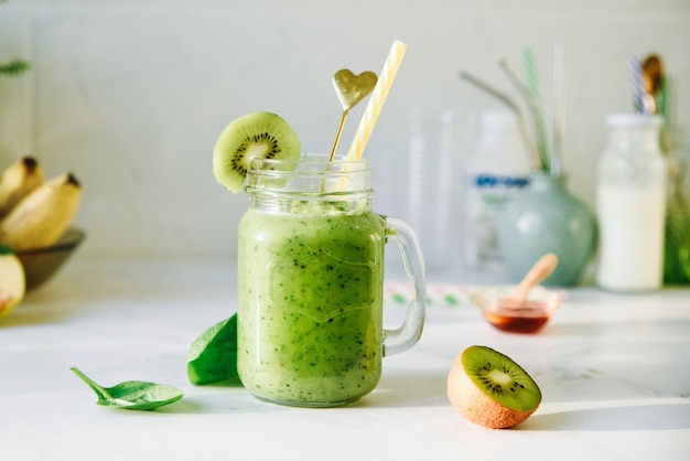 Веганский напиток детокс-диетический смузи из зеленых фруктов и овощей с киви и шпинатом