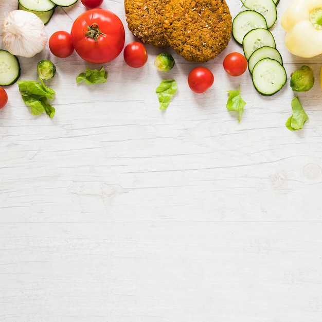 Foto gratuita cibo vegano su sfondo bianco con spazio di copia