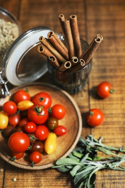 Foto gratuita vegan ingredienti da cucina freschi su un tavolo di legno