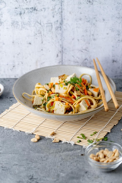 Free photo vegan noodles with tofu and vegetables