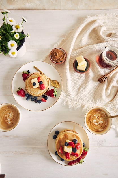 Free photo vegan pancakes with fruits