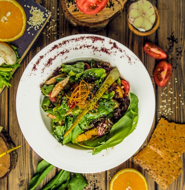 Free photo vegan salad witht fresh basilic leaves and spinachs.