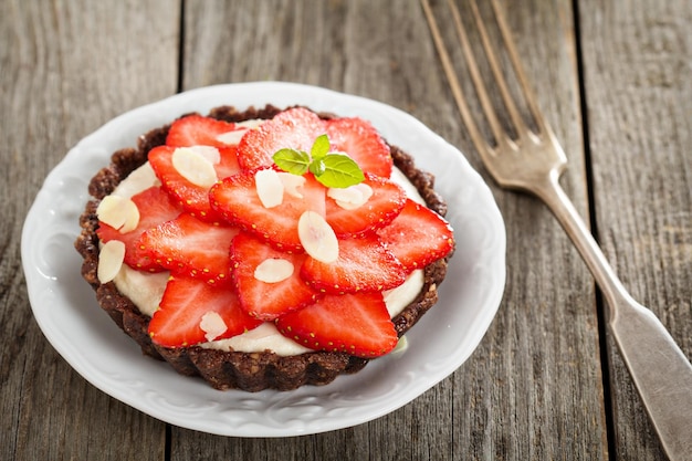 Free photo vegan tartelette with fresh strawberries