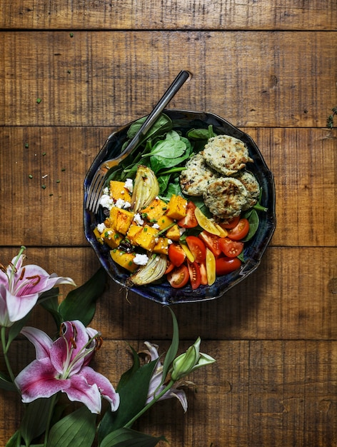 Foto gratuita ricetta di zucca al forno vegana del ringraziamento