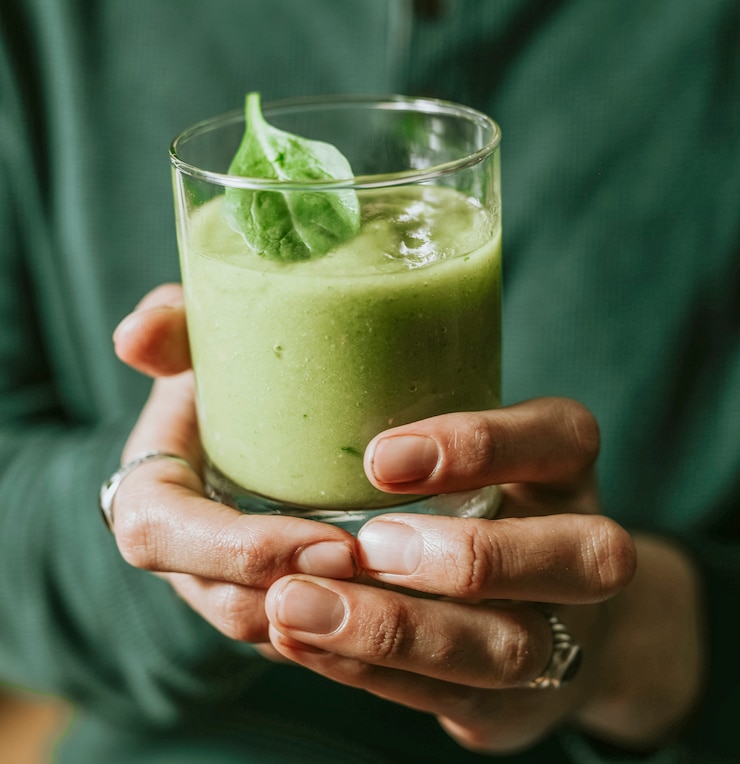 Free Photo vegan vegetable and ginger smoothie