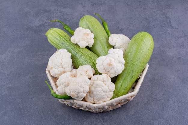 Foto gratuita tagliere di verdure con zucchine e cavolfiori.