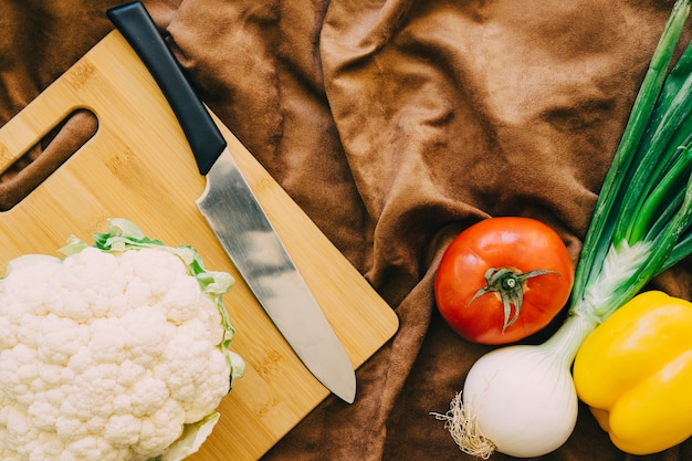 Vegetable composition with cauliflower and knife