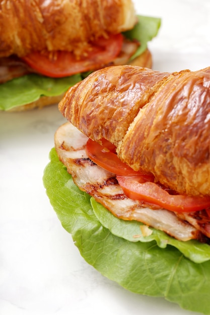 Foto gratuita panino con croissant vegetali