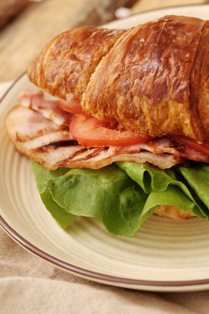 Foto gratuita panino con croissant vegetali