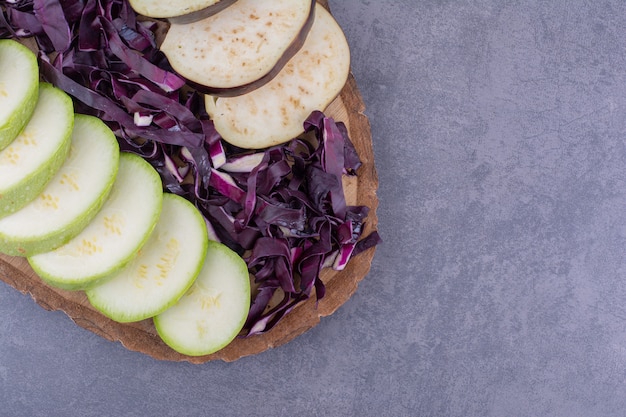 Free photo vegetable mix isolated in a wooden platter