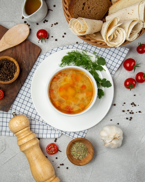 テーブルの上の野菜ご飯スープ