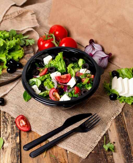 Овощной салат Рока с белым сыром фета, зеленым салатом, помидорами и оливками.