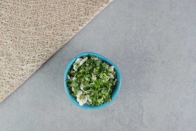 Foto gratuita insalata di verdure in una tazza con erbe tritate.